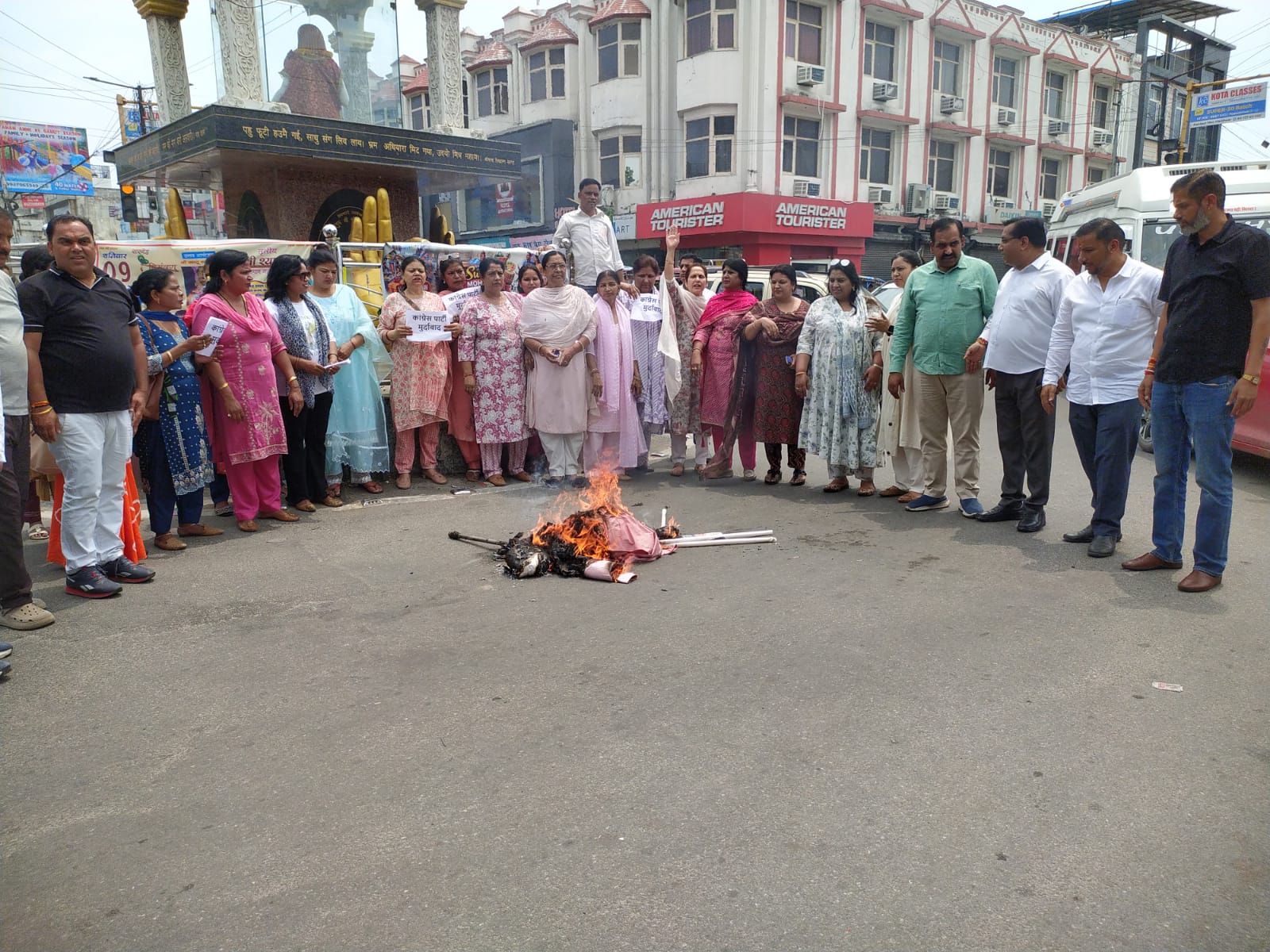 भाजपा महिला मोर्चा ने किया कांग्रेस के खिलाफ प्रदर्शन
