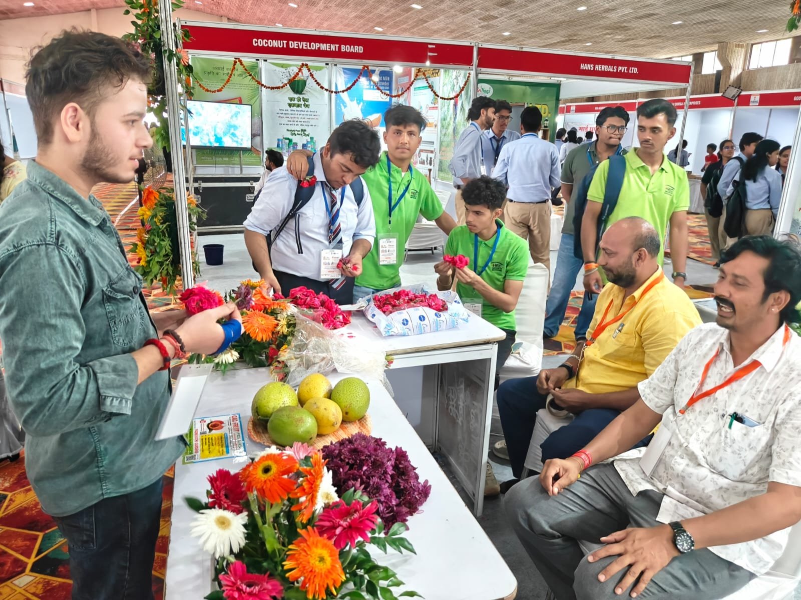 हिमालयन एमएसएमई एक्सपो के दूसरे दिन शनिवार को छात्रों और युवाओं में खासा उत्साह