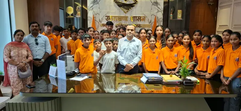 सत्यम पाठशाला के बच्चों ने जिलाधिकारी मयूर दीक्षित एवं वरिष्ठ प्रशासनिक अधिकारियों से की शिष्टाचार भेंट